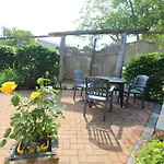 Thea Mit Terrasse Semesterbostad