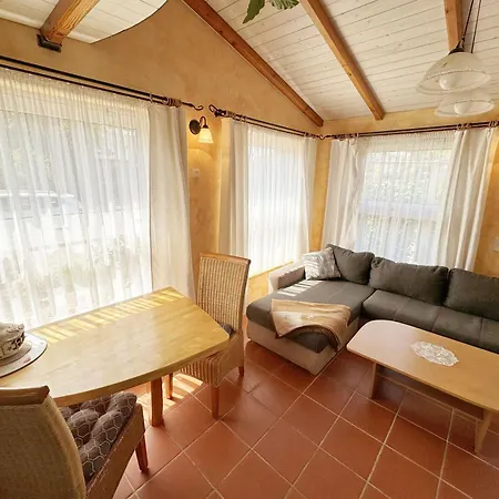 Thea Mit Terrasse Hébergement de vacances *